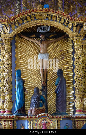 Eine hölzerne Figur der Kreuzigung von Jesus Christus am Kreuz in der Kirche Iglesia de San Antanacia in der Villa De Los Santos Stadt im Peninsula de Azuero Republik Panama Stockfoto