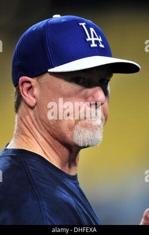 Los Angeles, CA, USA. 7. Oktober 2013. Los Angeles Dodgers Mark McGwire nach dem Spiel besiegen wie die Los Angeles Dodgers feiern gewann Spiel vier der NLDS Hauptliga-Baseball-Spiel zwischen den Los Angeles Dodgers und den Atlanta Braves an Dodger Stadium.The Los Angeles Dodgers die Atlanta Braves 4-3.Louis Lopez/CSM/Alamy Live News Stockfoto