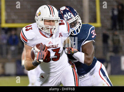 East Hartford, CT, USA. 8. November 2013. Freitag, 8. November 2013: Connecticut Huskies Linebacker Yawin Smallwood (33) senkt Louisville Cardinals-Tight-End Ryan Hubbell (83) in der 2. Hälfte des NCAA Football Spiel zwischen Louisville und Connecticut bei Rentschler Field in East Hartford, CT. Bill Shettle / Cal Sport Media/Alamy Live News Stockfoto