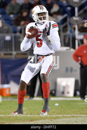 East Hartford, CT, USA. 8. November 2013. Freitag, 8. November 2013: Louisville Cardinals quarterback Teddy Bridgewater (5) sieht den Ball in der 2. Hälfte der NCAA Football-Spiel zwischen Louisville und Connecticut bei Rentschler Field in East Hartford, CT. Bill Shettle übergeben / Cal Sport Media/Alamy Live News Stockfoto