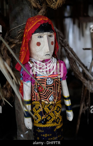 Eine Schaufensterpuppe mit Kuna native Frau in Carti Sugtupu Island Village durch Guna Eingeborenen als Kuna in der "Comarca" (Region) der Guna Yala im Archipel von San Blas Blas Inseln im Nordosten von Panama mit Blick auf das Karibische Meer bekannt gegeben. Stockfoto