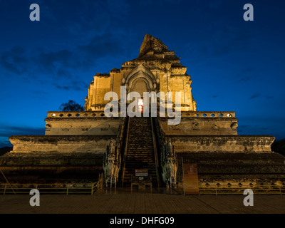 Die alten Wat Chedi Luang Stupa in der Abenddämmerung in Chiang Mai, Thailand. Stockfoto