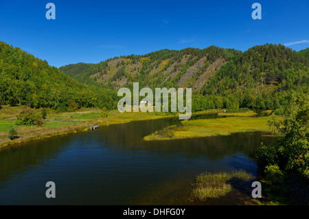 Der Blick von der Circum-Baikal-Railway - eine historische Eisenbahn, die entlang des Baikalsees in der Region Irkutsk, Russland. Stockfoto