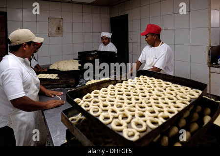 Bäcker Teig kneten in einer Bäckerei in der Republik Panama Stockfoto