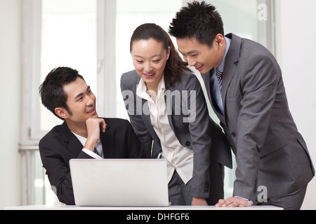 Unternehmer und Unternehmerin, die am Computer arbeiten Stockfoto