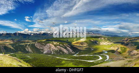 Berglandschaft mit Fluss und schneebedeckten Gipfeln Stockfoto