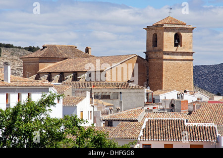 Blick auf Kirche und Stadtwohnungen, Velez Blanco, der Almeria Provinz, Andalusien, Spanien, Europa. Stockfoto