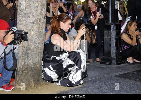 Los Angeles, CA, USA. 8. November 2013. Debra Messing bei der Induktion Zeremonie für Stern auf dem Hollywood Walk of Fame für Mariska Hargitay, Hollywood Boulevard, Los Angeles, CA 8. November 2013. © Michael Germana/Everett Collection/Alamy Live-Nachrichten Stockfoto