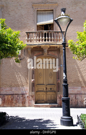 Schmiedeeisen straßenlaterne vor eine alte Tür und Balkon, Vera, Almeria Provinz, Andalusien, Spanien, Europa. Stockfoto