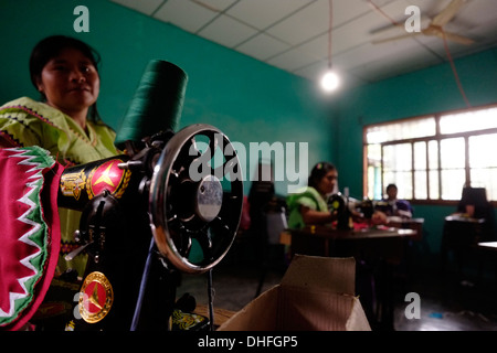 Frauen aus der ethnischen Gruppe der Ngabe & Bugle erlernen traditionelle und moderne Nähtechniken in einem Nähworkshop in Ngobe-Bugle Comarca, einem gemeinsamen Reservat für die Ureinwohner von Ngabe & Bugle in der Provinz Chiriqui in Panama Stockfoto