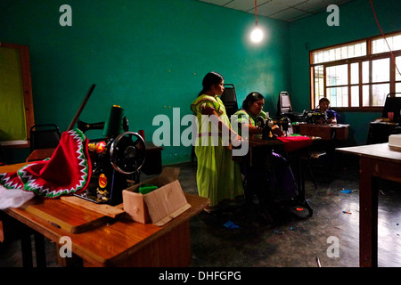 Frauen aus der ethnischen Gruppe der Ngabe & Bugle erlernen traditionelle und moderne Nähtechniken in einem Nähworkshop in Ngobe-Bugle Comarca, einem gemeinsamen Reservat für die Ureinwohner von Ngabe & Bugle in der Provinz Chiriqui in Panama Stockfoto