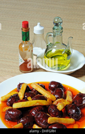 Mini-Chorizo-Würste und gechipt Kartoffeln in Olivenöl Tapas, Costa Del Sol, Provinz Malaga, Andalusien, Spanien, Westeuropa. Stockfoto