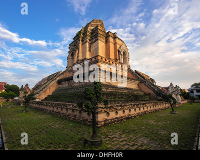 Die alte Stupa im Wat Chedi Luang in Chiang Mai, Thailand. Stockfoto