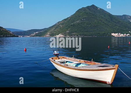 Weiße Holz Angeln Boot schwimmt vor Anker in Perast Stadt, Adria, Montenegro Stockfoto