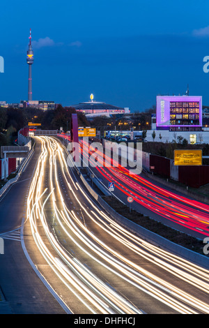 Die Skyline der Stadt Dortmund, Deutschland. Autobahn, Autobahn A40, Fernsehturm "Florian Turm". Stockfoto