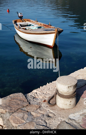 Weiße Holz Angeln Boot schwimmt vor Anker in der Stadt Perast, Montenegro Stockfoto