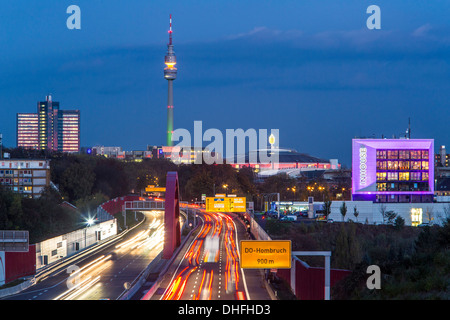 Die Skyline der Stadt Dortmund, Deutschland. Autobahn, Autobahn A40, Fernsehturm "Florian Turm". Stockfoto