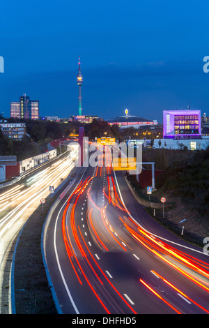 Die Skyline der Stadt Dortmund, Deutschland. Autobahn, Autobahn A40, Fernsehturm "Florian Turm". Stockfoto