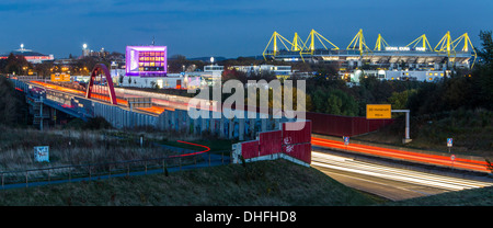 Die Skyline der Stadt Dortmund, Deutschland. Autobahn, Autobahn A40, Fußball-Stadion von Borussia Dortmund, BVB, Bundesliga. Stockfoto