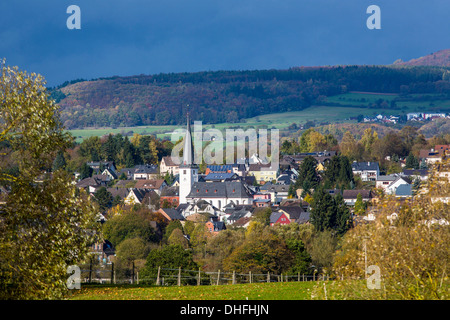 Niederzeuzheim, Deutschland. Ein kleines Dorf im Bereich Westerwald. Herbst, Herbst, stürmisches Wetter. Stockfoto