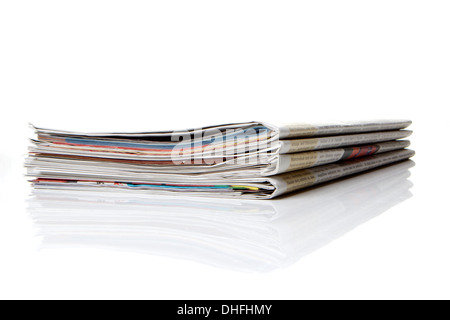 mehrere Zeitungen, Zeitschriften, gestapelt auf weißem Hintergrund Stockfoto