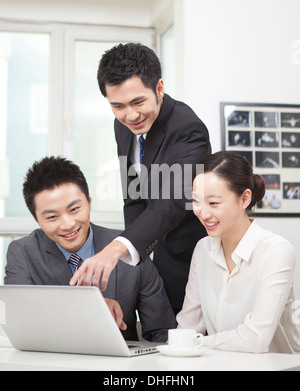 Gruppe von Geschäftsleuten diskutieren, arbeiten am computer Stockfoto