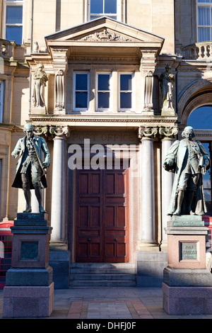 Statuen von James Watt und John Harrison vor der alten Post in City Square, Leeds, West Yorkshire Stockfoto