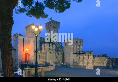 Sirmione ist eine Gemeinde am Gardasee in der Provinz Brescia in der Lombardei, Norditalien Stockfoto