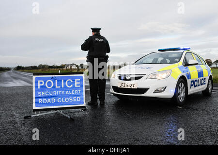 NUTTS Corner, Co. Antrim, Nordirland. 9. November 2013 - schließt eine Sicherheitswarnung die A52 zwischen Belfast und Antrim, der Hauptstraße der a-Klasse zum Flughafen, für einen zweiten Tag.  Nichts wurde noch nicht gefunden. Bildnachweis: Stephen Barnes/Alamy Live-Nachrichten Stockfoto