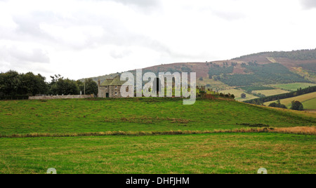 Ein Blick von Kildrummy Kirk und St Bride Kapelle mit Grabstätten, Aberdeenshire, Schottland, Vereinigtes Königreich. Stockfoto