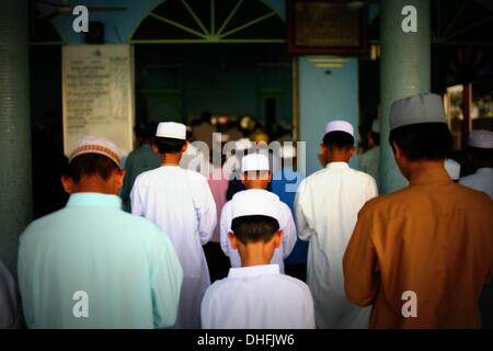 Mae Sot, Tak, Thailand. 9. November 2013. Muslimischen Rohingya-Flüchtlinge, die Verfolgung von religiös motivierter Gewalt im Rakhine-Staat westlichen Myanmar geflohen beten in einer Moschee Innenstadt Bordertown von Mae Sot an der Thai-Myanmar Grenze. Myanmar hat mit Buddhisten und Muslimen religiös motivierter Gewalt, gepackt worden, so dass 240 Menschen tot und verursacht 250.000 Menschen auf der Flucht ins benachbarte Bangladesch und Thailand. Bildnachweis: ZUMA Press, Inc./Alamy Live-Nachrichten Stockfoto