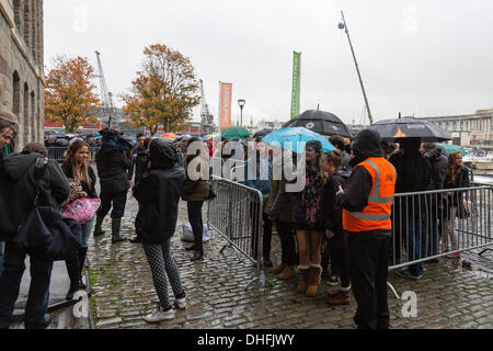 Bristol, UK. 9. November 2013. Hunderte von Menschen in die Warteschlange in der Regen für th erste weltweit Auditions für die neue Star Wars-Film. Riesige Warteschlangen aufbauen unter weltweite Medienaufmerksamkeit Credit: Rob Hawkins/Alamy Live News Stockfoto