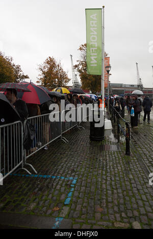 Bristol, UK. 9. November 2013. Hunderte von Menschen in die Warteschlange in der Regen für th erste weltweit Auditions für die neue Star Wars-Film. Straßen rund um das Arnolfini Arts Centre können nah an möglichen Sternen Warteschlange Credit: Rob Hawkins/Alamy Live News Stockfoto