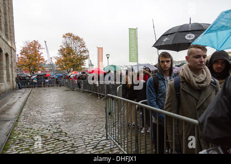 Bristol, UK. 9. November 2013. Hunderte von Menschen in die Warteschlange in der Regen für th erste weltweit Auditions für die neue Star Wars-Film. Lange Schlangen Form trotz des schlechten Wetters Credit: Rob Hawkins/Alamy Live News Stockfoto