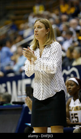 Berkeley, CA, USA. 8. November 2013. 8. November 2013 - Berkeley, CA, USA Kalifornien Bären Headcoach Linday Gottlieb während der NCAA Womens Basketball Spiel zwischen Long Beach State Park 49ers und California Golden Bears 70-51-Sieg bei Hass Pavillon Berkeley Calif Credit: Csm/Alamy Live-Nachrichten Stockfoto