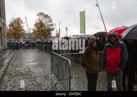 Bristol, UK. 9. November 2013. Hunderte von Menschen in die Warteschlange in der Regen für th erste weltweit Auditions für die neue Star Wars-Film. Das Wetter wird schlechter auf als Menschen Warteschlange für ihre Chance auf Stardon Credit: Rob Hawkins/Alamy Live News Stockfoto