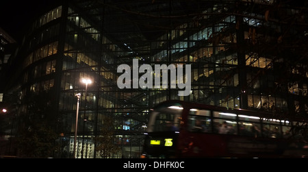 Lichter auf einem Bürogebäude Stockfoto