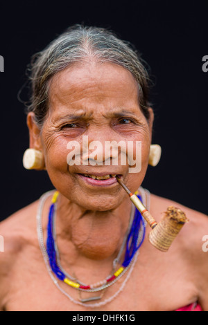 Alte Tompuon Minderheit mit traditionellen Ohr Messgeräte - Provinz Ratanakiri, Kambodscha Stockfoto