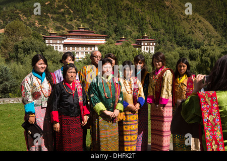 Bhutan, Thimpu, Familie posieren für Gruppenfoto auf der National Assembly building Stockfoto