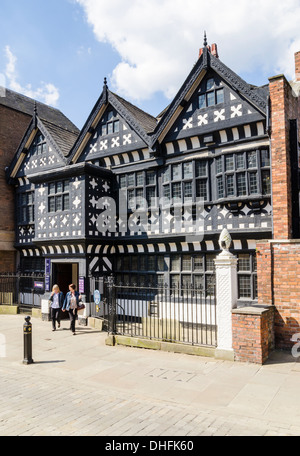 Natwest Bank in der ehemaligen 16. Jahrhundert Underbank Hall, Stockport, Greater Manchester, England Stockfoto