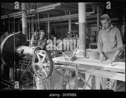 Mount Holyoke, Massachusetts - Paragon Rubber Co. und amerikanischen Charakter-Puppe. Schläuche - Schneiden von Kautschuk und Fütterung. 518340 Stockfoto