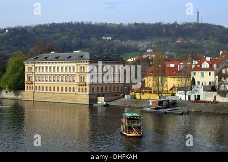 Elbis, Raddampfer auf dem Fluss "Vltava" Karlsbrücke Segeln und Insel Kampa, Prag, Praha, Tschechische Republik. Stockfoto