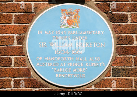 Blaue Plakette zum Gedenken an Sir William Brereton, auf Didsbury Bibliothek, Wilmslow Straße, Didsbury, Manchester, England, UK. Stockfoto