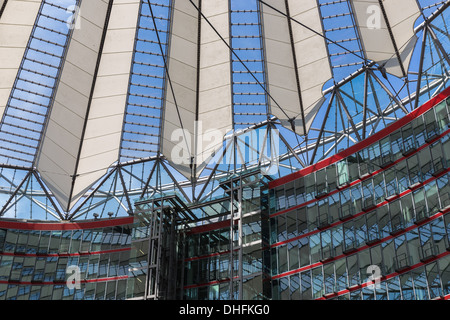 BERLIN, Deutschland - 24 Juli: Potsdamer Platz, futuristischen Dachkuppel des Sony Center am 24. Juli 2013 in Berlin, Deutschland Stockfoto