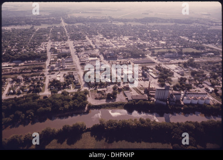Eine Luftaufnahme von New Ulm, Minnesota, gegründet von einer Landgesellschaft deutscher Einwanderer. Die Stadt verfügt über ein reiches kulturelles Erbe und ist bekannt für ihre historische Architektur und deutsch-amerikanische Traditionen. Stockfoto