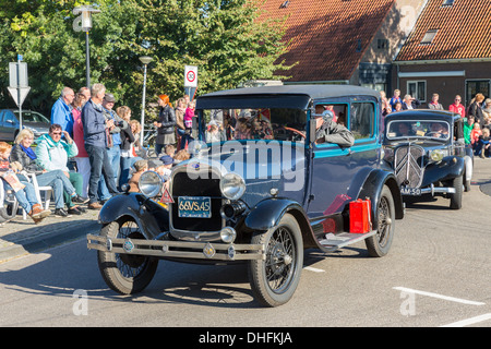 NIEUWEHORNE, Niederlande - 28. September: Parade Oldtimer Autos in einer Landschaft während des landwirtschaftlichen Festivals Flaeijel Stockfoto