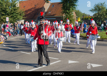 NIEUWEHORNE, Niederlande - 28. September: Marching Band "Marko" Fuß in einer Landschaft-Parade während des landwirtschaftlichen Festivals Stockfoto