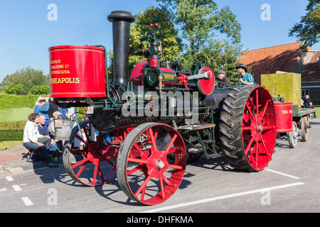 NIEUWEHORNE, Niederlande - SEP-28: Alte Dampftraktor in einer Landschaft-Parade während des landwirtschaftlichen Festivals Flaeijel Stockfoto