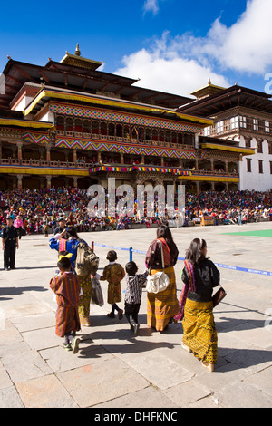 Bhutan, Thimpu Dzong, jährliche Tsechu, Frauen und Kinder Eintritt Festivalgelände Stockfoto