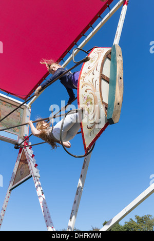 NIEUWEHORNE, Niederlande - 28. September: Messe mit zwei unbekannten Mädchen in einer Holzschaukel während des landwirtschaftlichen Festivals Flaeijel Stockfoto